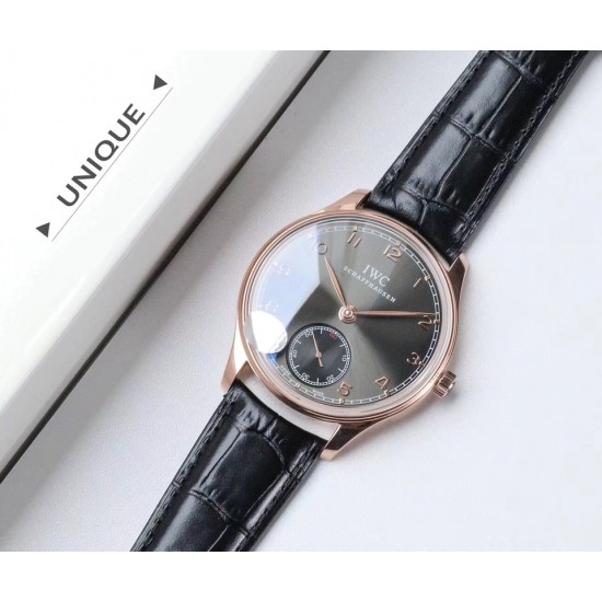 IWC 万国(葡萄牙系列)V3版 IW545408型腕表,简称“琼斯之剑”。正品开模,干练整洁,专为男士打造的腕表。锅盖蓝宝石玻璃,手动上弦的滴答声,背透镶嵌的红宝石,来回摆动的游丝走线,纯粹的机械之美,都让每个狂热的机械爱好者深深着迷!表盘尺寸:44毫米X10机芯类型:手动机㭜系列型号:98295动力储存:46小时表镜材质:兰宝石玻璃表带材质:意大利小牛皮表扣类型:针扣后盖表底:透底功能风格:6位小秒针,纯粹机械之美! IWC 万国(葡萄牙系列)V3版 IW545408型腕表,简称“琼斯之剑”。正品开模,干练整洁,专为男士打造的腕表。锅盖蓝宝石玻璃,手动上弦的滴答声,背透镶嵌的红宝石,来回摆动的游丝走线,纯粹的机械之美,都让每个狂热的机械爱好者深深着迷!表盘尺寸:44毫米X10机芯类型:手动机㭜系列型号:98295动力储存:46小时表镜材质:兰宝石玻璃表带材质:意大利小牛皮表扣类型:针扣后盖表底:透底功能风格:6位小秒针,纯粹机械之美!