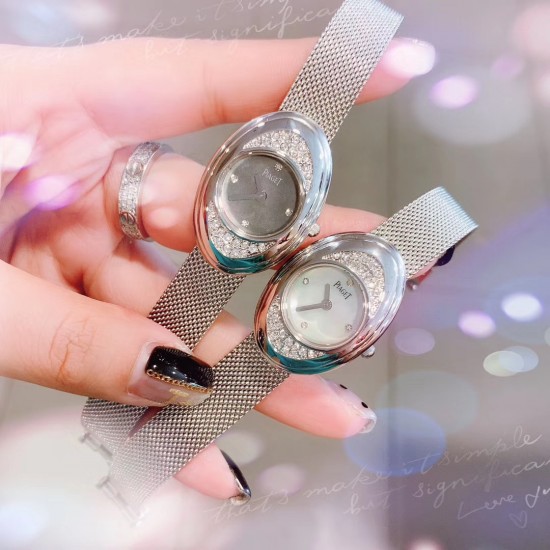 最新 PIAGET伯爵 Limelight非凡珍品腕表系列 花朵 闭合状态下尺寸33mm*22mm, 花朵盛开时直径为33mm。表壳才有18K白金电镀,进口石英机芯 。特点: 表壳由可顺时针旋转的三片花瓣造型组成一朵完美的三色艳丽花朵。第一层花瓣上镶嵌26颗白色钻石于表圈 ,第二层花瓣镶嵌26颗红色钻石彰显奢华,第三层花瓣镶嵌18颗幽邃蓝宝石彰显尊贵,蓝宝石水晶镜面 搭配绸缎丝绢皮/手工锻造丝网表带。这不仅是一款非凡的腕表,更堪称一件珠宝工艺杰作,完美结合创意,生动灵性,彰显着珠宝腕表的优雅魅力 最新 PIAGET伯爵 Limelight非凡珍品腕表系列 花朵 闭合状态下尺寸33mm*22mm, 花朵盛开时直径为33mm。表壳才有18K白金电镀,进口石英机芯 。特点: 表壳由可顺时针旋转的三片花瓣造型组成一朵完美的三色艳丽花朵。第一层花瓣上镶嵌26颗白色钻石于表圈 ,第二层花瓣镶嵌26颗红色钻石彰显奢华,第三层花瓣镶嵌18颗幽邃蓝宝石彰显尊贵,蓝宝石水晶镜面 搭配绸缎丝绢皮/手工锻造丝网表带。这不仅是一款非凡的腕表,更堪称一件珠宝工艺杰作,完美结合创意,生动灵性,彰显着珠宝腕表的优雅魅力