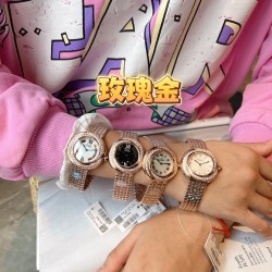 ✨中古爆款到货‼️✨好品质认准实拍细节，所见即所得卡家时光流转系列经典中古表  真香警告⚠️Cartier小旋风 最热门的Vintage✔️小旋风的外壳，三圈圆圈绻缱交缠，演绎人生真挚情感。精致闪耀，华丽璀璨，，美到炸裂直径32mm，原装瑞士机芯，蓝宝石防刮镜面，有镀白金款和镀黄金，镀玫瑰金材质（白金为真白金材质，玫瑰金和黄金均为唛金电镀），美不胜收‼️女神必备中古腕表，韵味十足，上手超级奈斯