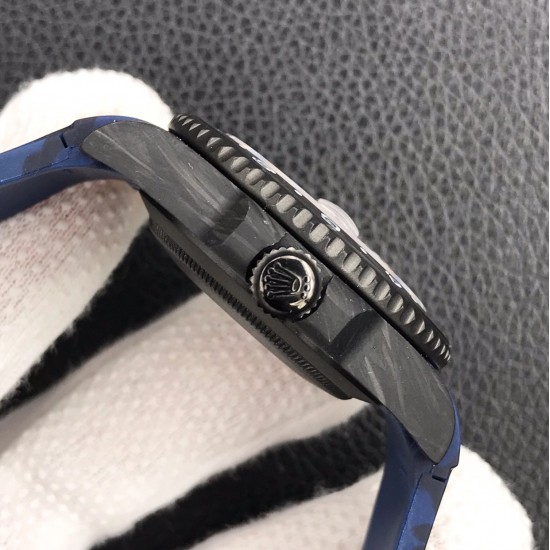 劳力士Rolex Daytona翡翠夜光全碳纤维GMT横空出世 这款获得天文台认证的首款全碳纤维GMT搭载2836全自动机械 蓝宝石抗刮损水晶镜面 碳纤维字面 完美复刻 原装同步橡树胶带 原装扣 更加柔软舒适 方便佩戴 爱不释手的劳力士GMT 品不完的一劳永逸!!! 劳力士Rolex Daytona翡翠夜光全碳纤维GMT横空出世 这款获得天文台认证的首款全碳纤维GMT搭载2836全自动机械 蓝宝石抗刮损水晶镜面 碳纤维字面 完美复刻 原装同步橡树胶带 原装扣 更加柔软舒适 方便佩戴 爱不释手的劳力士GMT 品不完的一劳永逸!!!