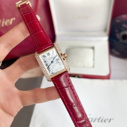 TANKANGLAISEDECARTIER（卡地亚英国坦克系列）进口石英机芯，316L精钢表壳真空电镀玫瑰金色，太阳纹折射表盘。耐磨损蓝宝石镜面，剑形烧蓝指针，意大利小牛皮表带冬季节日氛围感红色系手表单品 一起期待圣诞元旦  新年  香槟玫瑰金镶钻表搭配红色意大利小牛皮表带，又显白又气质，名副其实的红色战表 [旺柴] hin适合各种过年聚会佩戴，每款都是绝绝子 。春节前下单参加节日礼赠活动️可免费赠送同款小牛皮表带一副（颜色自选 ）寒冬里更要拉满节日氛围感 ️️️