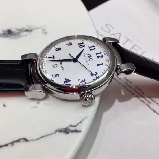 IWC万国 系列:150周年达文西系列1:1原装高端复刻 尺寸:40mm【表壳】每一个浑圆型的表壳都经过制表师专心致志的打磨,可移动式表耳使表带更加贴合手腕。两者配合使腕表产生独特的复古魅力。【机芯】采用优雅纤薄!!的海鸥独家定制自动上弦机芯,具备逆时针调试日历的功能(吻合正品)我们精心制作出万国表独特的外观魅力,更是追求复刻其内在的灵魂。 IWC万国 系列:150周年达文西系列1:1原装高端复刻 尺寸:40mm【表壳】每一个浑圆型的表壳都经过制表师专心致志的打磨,可移动式表耳使表带更加贴合手腕。两者配合使腕表产生独特的复古魅力。【机芯】采用优雅纤薄!!的海鸥独家定制自动上弦机芯,具备逆时针调试日历的功能(吻合正品)我们精心制作出万国表独特的外观魅力,更是追求复刻其内在的灵魂。