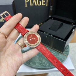 伯爵“时来运转”顶级奢侈品入门款四月季新配色 “红色玛瑙”表面 骄阳年华第一眼看到它的时候我一眼就中，首先是外观设计足够百搭，旋转式表圈可自由转动，外层一圈可来回转动 很有寓意、一起“转动，遇见非凡”。百搭中号34尺寸！上手很秀气，宝蓝色鳄鱼皮可轻松拆卸 看上去就高端，机芯采用瑞士进口石英机芯，螺旋式表圈316L精钢打磨抛光 表面光亮如镜、表盘内圈钻石刻度 11颗⭕️圆形美钻、外圈42颗圆形美钻
