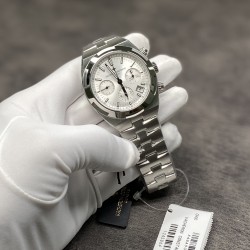 Vacheron Constantin 江诗丹顿 Overseas 纵横四海腕表 升级版V2 耗时10个月打造出来的精品 精钢表壳，直径 41mm，蓝宝石水晶表镜表背，7750改5200自动上链机械，摆频28800次/小时，精钢表扣，防水150米。最后一定要赞赏的是全新的「可更换表带系统」，新 Overseas 只需要拨动表带和表耳之间的一个小划杆就可以拆换表带，每一枚都可选钢带、皮带 ，真正做到1:1复刻 出货实拍