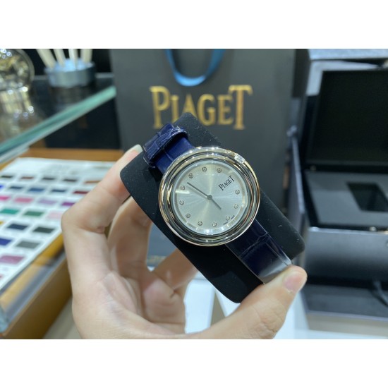 全网女生听我的!买它…❤️。 伯爵“时来运转”顶级奢侈品入门款第一眼看到它的时候我一眼就中,首先是外观设计足够百搭,旋转式表圈可自由转动,外层一圈可来回转动 很有寓意、一起“转动,遇见非凡”。百搭中号34尺寸!上手很秀气,彩色鳄鱼皮可轻松拆卸 看上去就高端,机芯采用瑞士进口石英机芯,螺旋式表圈316L精钢打磨抛光 表面光亮如镜、表盘内圈钻石刻度 11颗⭕️圆形美钻、外圈42颗圆形美钻 全网女生听我的!买它…❤️。 伯爵“时来运转”顶级奢侈品入门款第一眼看到它的时候我一眼就中,首先是外观设计足够百搭,旋转式表圈可自由转动,外层一圈可来回转动 很有寓意、一起“转动,遇见非凡”。百搭中号34尺寸!上手很秀气,彩色鳄鱼皮可轻松拆卸 看上去就高端,机芯采用瑞士进口石英机芯,螺旋式表圈316L精钢打磨抛光 表面光亮如镜、表盘内圈钻石刻度 11颗⭕️圆形美钻、外圈42颗圆形美钻