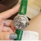 卡地亚 Cartier Ballon Bleu 蓝气球豹子系列腕表。316L精钢材质,瑞士石英机芯,瑰丽的腕表上搭配方形并缀有阳光放射纹的表盘,饰以密镶满钻的猎豹造型,豹脸的上方闪耀着电气石眼睛、黑漆斑纹以及时间显示因应移动上盖而显现或隐藏,如气球般轻盈、如蓝宝石般湛蓝,百搭典雅、奢华极致你值得拥有!!尺寸36mm*12mm。 卡地亚 Cartier Ballon Bleu 蓝气球豹子系列腕表。316L精钢材质,瑞士石英机芯,瑰丽的腕表上搭配方形并缀有阳光放射纹的表盘,饰以密镶满钻的猎豹造型,豹脸的上方闪耀着电气石眼睛、黑漆斑纹以及时间显示因应移动上盖而显现或隐藏,如气球般轻盈、如蓝宝石般湛蓝,百搭典雅、奢华极致你值得拥有!!尺寸36mm*12mm。