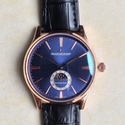 Jaeger-leCoultre Master Ultra Thin Moon积家超薄月相大师系列42mm腕表，简洁的线条设计，赏心悦目的表盘。 显示令表盘尽显活力，6位24小时指针宛如一幕和谐美妙的腕上芭蕾。透过玻璃底盖，机芯运行一目了然。这款厚度仅5.8毫米的超薄机芯向世人证实，超凡的技艺和极尽复杂的功能可以在狭小的空间内完美展现。顶级出品 精品不断