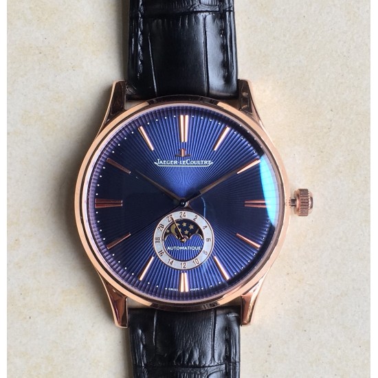 Jaeger-leCoultre Master Ultra Thin Moon积家超薄月相大师系列42mm腕表,简洁的线条设计,赏心悦目的表盘。 显示令表盘尽显活力,6位24小时指针宛如一幕和谐美妙的腕上芭蕾。透过玻璃底盖,机芯运行一目了然。这款厚度仅5.8毫米的超薄机芯向世人证实,超凡的技艺和极尽复杂的功能可以在狭小的空间内完美展现。顶级出品 精品不断 Jaeger-leCoultre Master Ultra Thin Moon积家超薄月相大师系列42mm腕表,简洁的线条设计,赏心悦目的表盘。 显示令表盘尽显活力,6位24小时指针宛如一幕和谐美妙的腕上芭蕾。透过玻璃底盖,机芯运行一目了然。这款厚度仅5.8毫米的超薄机芯向世人证实,超凡的技艺和极尽复杂的功能可以在狭小的空间内完美展现。顶级出品 精品不断