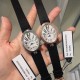 ⚠️到货啦 新版宝玑 实拍 Breguet-宝玑那不勒斯皇后系列! 史上最强最美 超薄 最新升级版本 绝对值得拥有的一款 正品一致的拉丁料绢表带 蓝宝石拱桥弧形玻璃 表盘用天然白色珍珠母贝 阿拉伯数字时符 经典的蓝钢宝玑指针 6点位设有一颗水滴形钻石 机芯是586/1自动上链机 我们一直正品完美复刻 那不勒斯皇后款 绝对的女神气质名媛款 最重要的是百搭得来不失少女心 必入款❗带上一秒变女神,各种派对,晚会,聚会,约会,发布会,让你BlingBling。 ⚠️到货啦 新版宝玑 实拍 Breguet-宝玑那不勒斯皇后系列! 史上最强最美 超薄 最新升级版本 绝对值得拥有的一款 正品一致的拉丁料绢表带 蓝宝石拱桥弧形玻璃 表盘用天然白色珍珠母贝 阿拉伯数字时符 经典的蓝钢宝玑指针 6点位设有一颗水滴形钻石 机芯是586/1自动上链机 我们一直正品完美复刻 那不勒斯皇后款 绝对的女神气质名媛款 最重要的是百搭得来不失少女心 必入款❗带上一秒变女神,各种派对,晚会,聚会,约会,发布会,让你BlingBling。