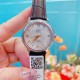 专柜同步发售欧米茄(OMEGA) 【精湛品质-女神专属】-女士精品腕表 碟飞典雅系列 原版复刻1:1,表款堪称是系列中最迷人的表款之一,尽显优雅气质与低调奢华,顶端表壳以316精钢打造,搭载日本进口西铁城机械 零返修 来自进口316钢表带 历经多道工序,防汗水,耐腐蚀 表盘-蓝宝石高清镜面 壳身整体超强立体感 精雕细琢,卓绝技艺 品质保证 尺寸:32mm厚11mm 时尚百搭,精致华贵呈现自然魅力 专柜同步发售欧米茄(OMEGA) 【精湛品质-女神专属】-女士精品腕表 碟飞典雅系列 原版复刻1:1,表款堪称是系列中最迷人的表款之一,尽显优雅气质与低调奢华,顶端表壳以316精钢打造,搭载日本进口西铁城机械 零返修 来自进口316钢表带 历经多道工序,防汗水,耐腐蚀 表盘-蓝宝石高清镜面 壳身整体超强立体感 精雕细琢,卓绝技艺 品质保证 尺寸:32mm厚11mm 时尚百搭,精致华贵呈现自然魅力