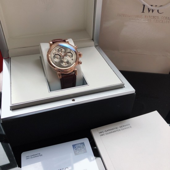 万国 IWC b1 达文西系列活动型表耳,算的上是品牌系列最具魅力的设计之一表盘有众多显示功能12时位置设有月相小表盘3时位置设有日期显示盘9时位置设有星期显示盘6时位置设有月份显示盘腕表可提供68小时动力存储称得上“大型表耳”的它,三杰 本身观赏性十足。与圆润的表壳相互映衬,肌肉感十足 SJ 为你精心挑选精品男士机械腕表拍摄 超真实实物图拍摄 万国 IWC b1 达文西系列活动型表耳,算的上是品牌系列最具魅力的设计之一表盘有众多显示功能12时位置设有月相小表盘3时位置设有日期显示盘9时位置设有星期显示盘6时位置设有月份显示盘腕表可提供68小时动力存储称得上“大型表耳”的它,三杰 本身观赏性十足。与圆润的表壳相互映衬,肌肉感十足 SJ 为你精心挑选精品男士机械腕表拍摄 超真实实物图拍摄