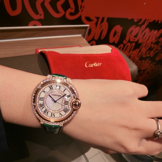 高品质, Ballon Bleu de Cartier卡地亚蓝气球腕表奢华系列,百搭尺寸36mm,简约又别具品味,搭配进口意大利鳄鱼纹小牛皮制作摒弃了现代盛行的繁复华丽的修饰,以简约重新诠释唯美,打造独家高品质,采用斯华洛水晶钻石制作出表盘 优雅精致高贵气质尽显无漏 高品质, Ballon Bleu de Cartier卡地亚蓝气球腕表奢华系列,百搭尺寸36mm,简约又别具品味,搭配进口意大利鳄鱼纹小牛皮制作摒弃了现代盛行的繁复华丽的修饰,以简约重新诠释唯美,打造独家高品质,采用斯华洛水晶钻石制作出表盘 优雅精致高贵气质尽显无漏