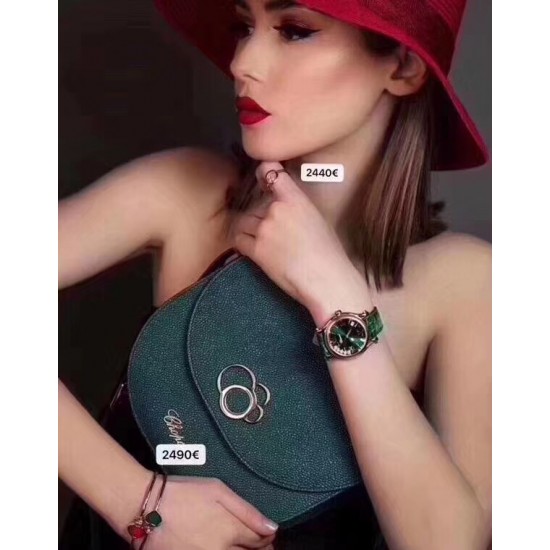 实拍 萧邦限量款祖母绿来啦! 都说男戴万国女戴萧邦 有金(进)有钻(赚)寓意也很好表盘内的钻石滚珠可自由滑行转动有5钻 有7钻选择 时来运转 财运滚滚绿色美洲鳄鱼皮 这个绿色简直不要太好看了 表盘36mm 一种半钢半金,一种全金,蓝宝石双层玻璃镜面,2892自动上链机械机芯限量款哦。少量到货! 实拍 萧邦限量款祖母绿来啦! 都说男戴万国女戴萧邦 有金(进)有钻(赚)寓意也很好表盘内的钻石滚珠可自由滑行转动有5钻 有7钻选择 时来运转 财运滚滚绿色美洲鳄鱼皮 这个绿色简直不要太好看了 表盘36mm 一种半钢半金,一种全金,蓝宝石双层玻璃镜面,2892自动上链机械机芯限量款哦。少量到货!