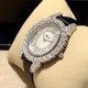 实拍 萧邦 LHEURE DU DIAMANT MEDIUM OVAL 此款LHeure du Diamant 椭圆形切割贝壳雕纹镶钻表盘 环以点缀钻石的表圈 优雅气韵 时尚风格和萧邦精湛的手工艺尽显无遗 光华耀眼 实拍 萧邦 LHEURE DU DIAMANT MEDIUM OVAL 此款LHeure du Diamant 椭圆形切割贝壳雕纹镶钻表盘 环以点缀钻石的表圈 优雅气韵 时尚风格和萧邦精湛的手工艺尽显无遗 光华耀眼