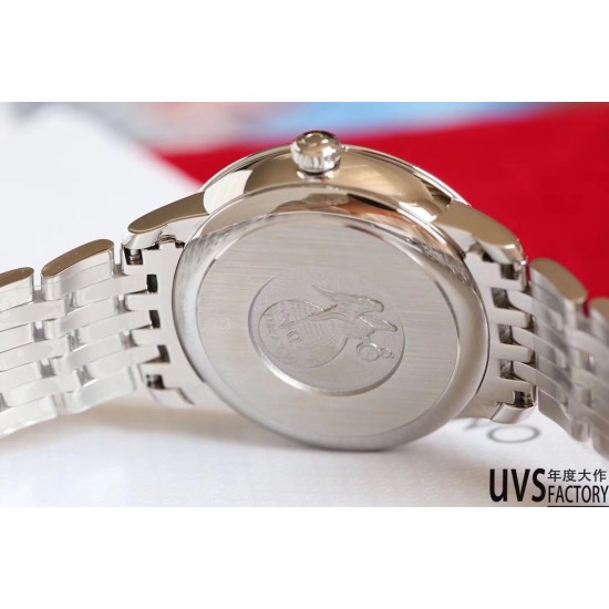 实拍 UVS正品开模!欧米茄碟飞系列424.10.33.20.55.002 装海欧2892机芯,与原装2500机芯是一致的,包括了把中位的高低,调历与跳历的方向,2500的调历是往下转动日历由右向左跳动的。表壳的4条修边线,需粗磨走cnc再细磨,不是老师傅是没法磨出如此线条,和镜面般的效果的。底盖的时间之神.克洛诺斯.浮雕,是最考功夫的,底盖经过11次改模,只为追求那一份完美,耗时13个月,终于做到了原版一致的图案,精致栩栩如生。尺寸32.7mm。 实拍 UVS正品开模!欧米茄碟飞系列424.10.33.20.55.002 装海欧2892机芯,与原装2500机芯是一致的,包括了把中位的高低,调历与跳历的方向,2500的调历是往下转动日历由右向左跳动的。表壳的4条修边线,需粗磨走cnc再细磨,不是老师傅是没法磨出如此线条,和镜面般的效果的。底盖的时间之神.克洛诺斯.浮雕,是最考功夫的,底盖经过11次改模,只为追求那一份完美,耗时13个月,终于做到了原版一致的图案,精致栩栩如生。尺寸32.7mm。