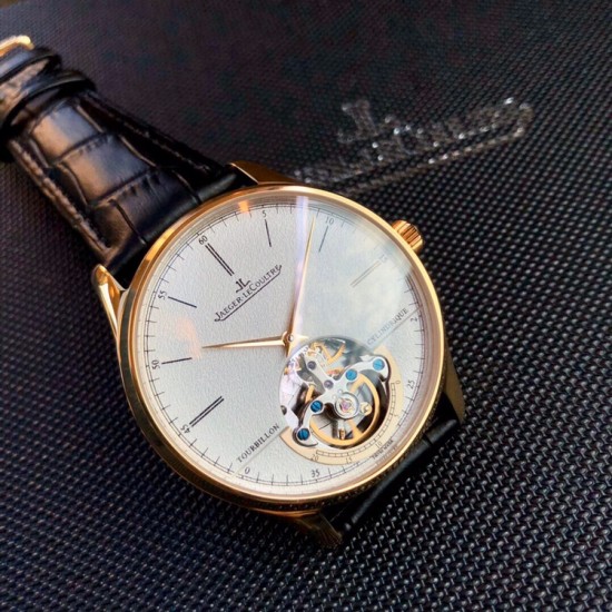 积家(Jaeger-LeCoultre)男士腕表,6字位置置设陀飞轮装置,精美的摆轮与擒纵轮不断的摆动,表盘镶贴了立体锥形的时标刻度 腕表采用42mm精钢材质! 积家(Jaeger-LeCoultre)男士腕表,6字位置置设陀飞轮装置,精美的摆轮与擒纵轮不断的摆动,表盘镶贴了立体锥形的时标刻度 腕表采用42mm精钢材质!