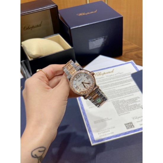 《YF出品》萧邦Happy Diamonds系列在女士腕表当中非常具有标志性,这款腕表拥有36和30毫米的腕表直径,对于大部分女士来说这个尺寸刚刚好。极具标志性的表壳设计搭配银色表盘,盘面上转动的钻石是萧邦Happy Diamonds最大的亮点设计所在。腕表搭载了自动上链机芯,能够为腕表提供42个小时的动力储存。。。YF臻品(2021新鲜上市):萧邦HAPPY DIAMONDS系列274893-5003腕表(精钢-玫瑰金-白色贝壳表盘,7颗彩色活动钻石,2892-2全自动机械,36毫米) 《YF出品》萧邦Happy Diamonds系列在女士腕表当中非常具有标志性,这款腕表拥有36和30毫米的腕表直径,对于大部分女士来说这个尺寸刚刚好。极具标志性的表壳设计搭配银色表盘,盘面上转动的钻石是萧邦Happy Diamonds最大的亮点设计所在。腕表搭载了自动上链机芯,能够为腕表提供42个小时的动力储存。。。YF臻品(2021新鲜上市):萧邦HAPPY DIAMONDS系列274893-5003腕表(精钢-玫瑰金-白色贝壳表盘,7颗彩色活动钻石,2892-2全自动机械,36毫米)