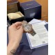 《YF出品》萧邦Happy Diamonds系列在女士腕表当中非常具有标志性,这款腕表拥有36和30毫米的腕表直径,对于大部分女士来说这个尺寸刚刚好。极具标志性的表壳设计搭配银色表盘,盘面上转动的钻石是萧邦Happy Diamonds最大的亮点设计所在。腕表搭载了自动上链机芯,能够为腕表提供42个小时的动力储存。。。YF臻品(2021新鲜上市):萧邦HAPPY DIAMONDS系列274893-5003腕表(精钢-玫瑰金-白色贝壳表盘,7颗彩色活动钻石,2892-2全自动机械,36毫米) 《YF出品》萧邦Happy Diamonds系列在女士腕表当中非常具有标志性,这款腕表拥有36和30毫米的腕表直径,对于大部分女士来说这个尺寸刚刚好。极具标志性的表壳设计搭配银色表盘,盘面上转动的钻石是萧邦Happy Diamonds最大的亮点设计所在。腕表搭载了自动上链机芯,能够为腕表提供42个小时的动力储存。。。YF臻品(2021新鲜上市):萧邦HAPPY DIAMONDS系列274893-5003腕表(精钢-玫瑰金-白色贝壳表盘,7颗彩色活动钻石,2892-2全自动机械,36毫米)
