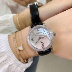 实拍 AW厂 Blancpain-宝珀女装系列复杂功能腕表共镶有152颗美钻。其中的108颗钻石镶嵌于36.8毫米的红金表壳之上。钻石紧密交织为两圈，错落有致，与品牌的标志性双层表圈设计相互呼应。表冠上亦镶有精致美钻，尽现腕表的华美雅致。