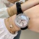 实拍 AW厂 Blancpain-宝珀女装系列复杂功能腕表共镶有152颗美钻。其中的108颗钻石镶嵌于36.8毫米的红金表壳之上。钻石紧密交织为两圈,错落有致,与品牌的标志性双层表圈设计相互呼应。表冠上亦镶有精致美钻,尽现腕表的华美雅致。 实拍 AW厂 Blancpain-宝珀女装系列复杂功能腕表共镶有152颗美钻。其中的108颗钻石镶嵌于36.8毫米的红金表壳之上。钻石紧密交织为两圈,错落有致,与品牌的标志性双层表圈设计相互呼应。表冠上亦镶有精致美钻,尽现腕表的华美雅致。