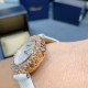 实拍 萧邦新款不断 重点推荐 重磅来袭 LHEUR DU DIAMANT珠宝镶系列，全套精钢镂空打造，光滑精致无暇，采用最新手法三爪镶石工艺，与原装正品一致，尺寸及细节完美至无可挑剔，整表美轮美奂由你任意搭配出行或各种宴会派对，该款专用进口石英机芯，走时稳定性众所周知！表扣饱满不显臃肿，蓝宝石水晶镜面，钻石及整个表扣呈现的弧度与镂空的鸟巢壳身完美绝配，搭配之对应效果令你无可挑剔，表带制作精良，狠下本钱采用进口高光牛皮 一点也不逊于市场的一般鳄鱼皮，尺寸：30mm厚10mm