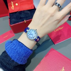 经典永不过时的Cartier卡地亚圆盘中古腕表YYDS❤️一只很复古情结的卡地亚mustbe它来了。30mm表盘大小刚刚好，优雅大方且不失气质的韵味，蓝宝石把头在阳光下依旧纯洁透亮闪耀✨设计大气且耐看，卡地亚罗马文字表盘复古时尚，设计大气且耐看，蓝宝石水晶镜面，表盘两头以简洁的T形金属衔接表带，采用意大利牛皮表带，压鳄鱼纹花色，双面皮透气好，中古美表不仅满满的vintage韵味，酷辣御姐或温柔甜姐都可驾驭的加分款