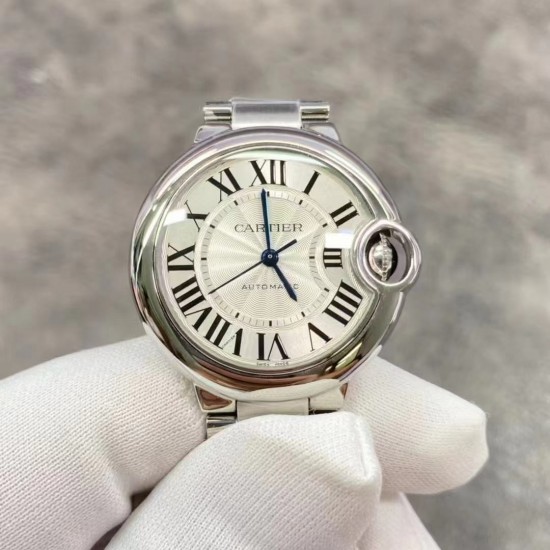 [烟花][烟花][烟花][烟花]新品上市。蓝气球33mm，36mm全新配置:1:搭载独家原版25钻卡地亚076机芯。2:蓝气球076机芯一档机芯与正品一致，无日历空挡。3:手表厚度9.96mm，蓝气球独家工艺。4:淘汰全网日本机芯NH05版本，开创蓝气球全新时代。