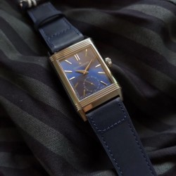 实拍 MG荣誉出品 业内首次突破一机双面双时区！帅到掉渣！积家 Reverso Tribute双面双时区翻转腕表 简洁的小三针正面素雅、温和，规整的反面拥有昼夜显示以及第二时区显示功能，佩戴者仅需一个翻转的瞬间，第二表盘的秘密便尽数呈现。腕表中有两种“面容”呈现，可以迎合佩戴者身处的场景、穿搭以及变换的喜好，既具备耐看的潜质，又可以随时随地更改“容颜”，令人沉迷。机芯:854A/2（百万级研发 手动机械 一机双面双时区）尺寸:49*29mm表带:意大利小牛皮