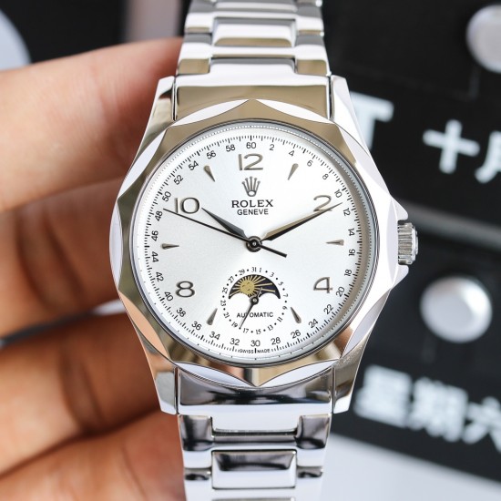 LL【精品推荐】新款劳力士首款月相显示腕表（ROLEX），此款腕表是来自《劳力士全球最著名设计师》历经考验，至臻呈现。[强]大三针表，6字位采用月相和日期显示，腕表采用进口316精钢壳套制做，配搭瑞士ETA2824月相功能机芯，进口蓝宝石镜面、尺寸：40mm厚度10mm超薄表盘、表带采用316精钢表带、具有防水性能，卓越的品质，完美的理念 屡创佳绩 绝对是男人身分地位的象征！