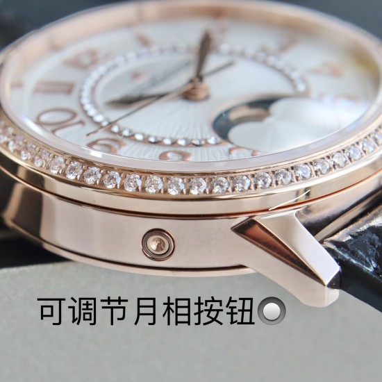 积家 Jaeger-LeCoultre约会系列腕表浪漫登场 简约淑女,尽显浪漫情怀!腕表尺寸34MM/厚度8.9MM,空心太阳,月相功能原版一致!简约干练的外壳打磨精细,确保打磨工艺吻合,质感同步正品。还原正品最美风采!采用9015改积家自产CAL.898A机芯,完美实现原装日历白昼星辰可选/时分秒变换功能,跟足原装复刻!走时稳定,品质保证!和正品完全一致 电光烧蓝指针 阳光下熠熠生辉。意大利小牛皮轻便透气,质感上佳,搭配积家经典折叠表扣。送礼自用完美推荐! 积家 Jaeger-LeCoultre约会系列腕表浪漫登场 简约淑女,尽显浪漫情怀!腕表尺寸34MM/厚度8.9MM,空心太阳,月相功能原版一致!简约干练的外壳打磨精细,确保打磨工艺吻合,质感同步正品。还原正品最美风采!采用9015改积家自产CAL.898A机芯,完美实现原装日历白昼星辰可选/时分秒变换功能,跟足原装复刻!走时稳定,品质保证!和正品完全一致 电光烧蓝指针 阳光下熠熠生辉。意大利小牛皮轻便透气,质感上佳,搭配积家经典折叠表扣。送礼自用完美推荐!