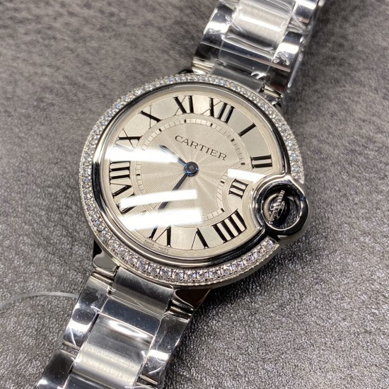 卡地亚蓝气球W6920085女表,蓝气球 33mm女款,尺寸33MM ,市面上独家货源,双卜形蓝宝石水晶玻璃,高清晰度太阳纹镀银面板 1600摄氏度淬火而成的烧钢蓝针 ,鼓型把头宝石饱满渗透蓝光,可选择牛皮、美洲鳄鱼皮配置 ,卡地亚是代购圈里有名的抢手货,尤其是卡地亚蓝气球,作为表圈里最火的表款之一,一直保持着屹立不倒的姿态。但它悠久的历史依然掩盖不住它的锋芒 ,经久不衰永不过时,独家货源此款无论“外观”内在”都真正做到完美到每个细节!机械表原本富有内涵的设计,唯美女生的最爱。出货实拍 卡地亚蓝气球W6920085女表,蓝气球 33mm女款,尺寸33MM ,市面上独家货源,双卜形蓝宝石水晶玻璃,高清晰度太阳纹镀银面板 1600摄氏度淬火而成的烧钢蓝针 ,鼓型把头宝石饱满渗透蓝光,可选择牛皮、美洲鳄鱼皮配置 ,卡地亚是代购圈里有名的抢手货,尤其是卡地亚蓝气球,作为表圈里最火的表款之一,一直保持着屹立不倒的姿态。但它悠久的历史依然掩盖不住它的锋芒 ,经久不衰永不过时,独家货源此款无论“外观”内在”都真正做到完美到每个细节!机械表原本富有内涵的设计,唯美女生的最爱。出货实拍