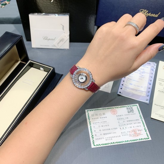 ★实拍 最新萧邦彩虹钻震撼来袭！萧邦快乐钻一直是女表中的翘楚，对萧邦这个系列的创意一直中毒很深，这款彩虹钻属于萧邦的高级珠宝系列！该腕表尺寸大小恰到好处 佩戴舒适！当时间遇见彩虹 玩转小清新 宝石闪耀着红橙黄绿青蓝紫等斑斓色彩 恰似添上曼妙多姿变化色彩精心挑选玲珑精巧的宝石组合镶嵌在一起 为腕表赋予了奇异光彩！女表彩虹圈 萧邦宝石美 不犹豫 果断入手吧！