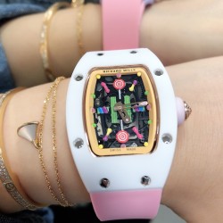 实拍 最新理查珐琅棉花糖理查德米勒 RichardMille 珐琅棉花糖 最新爆款 bon bon系列最稀有的作品！克服传统工艺打破模式！钟表最受尊敬的技术之一。不是所有人的嫁妆，棉花糖运动曲线和颜色，它们是诱人的。有了理查德米勒，实现了把棉花糖戴在你的手腕上！白色陶瓷加上黄粉绿搪瓷表盘，RM-07柔和的颜色创造了一个组合...甜蜜！糖果店的一次旅行，一个让人难以置信的艺术品。你会戴上它吗？