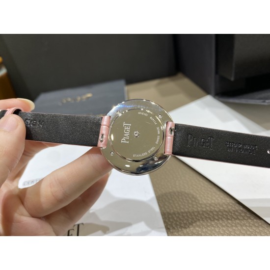全网女生听我的!买它…❤️。 伯爵“时来运转”顶级奢侈品入门款第一眼看到它的时候我一眼就中,首先是外观设计足够百搭,旋转式表圈可自由转动,外层一圈可来回转动 很有寓意、一起“转动,遇见非凡”。百搭中号34尺寸!上手很秀气,彩色鳄鱼皮可轻松拆卸 看上去就高端,机芯采用瑞士进口石英机芯,螺旋式表圈316L精钢打磨抛光 表面光亮如镜、表盘内圈钻石刻度 11颗⭕️圆形美钻、外圈42颗圆形美钻 全网女生听我的!买它…❤️。 伯爵“时来运转”顶级奢侈品入门款第一眼看到它的时候我一眼就中,首先是外观设计足够百搭,旋转式表圈可自由转动,外层一圈可来回转动 很有寓意、一起“转动,遇见非凡”。百搭中号34尺寸!上手很秀气,彩色鳄鱼皮可轻松拆卸 看上去就高端,机芯采用瑞士进口石英机芯,螺旋式表圈316L精钢打磨抛光 表面光亮如镜、表盘内圈钻石刻度 11颗⭕️圆形美钻、外圈42颗圆形美钻