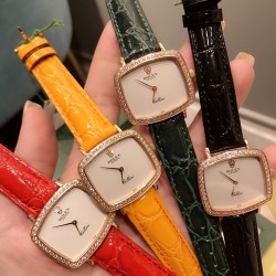 最新劳力士Rolex采用知名经典的设计将它重新呈现，品牌的三方联名创造了一个独特的系列，同时满足了手表和街头爱好者的高要求。尺寸3228mm 进口意大利小牛皮带，腕间流年，诠释你的美，就是如此简单！