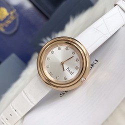 实拍 伯爵-PIAGET 女士腕表 瑞士石英机芯 316L精钢表壳 真牛皮表带 尺寸34*8mm 蓝宝石玻璃镜面 简约的设计,大胆而多彩的配色,以及旋转表圈是伯爵品牌 Possession腕表的特质所在。通过品牌制表师们天马星空的创意,将各个亮色的表带与贵金属、钻石、精钢材质相融,通过圆形盘面的演绎,令全新的 Possession腕表越发闪耀夺目,给人眼前一亮之感。