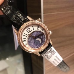 实拍 积家约会系列月相腕表延续了约会系列的独特美学，以珍珠母贝打造一轮皎洁明月，伴以钻石镶饰的璀璨星光，衬于深邃的蓝天表盘之上，可谓“晃所有人的眼，露自己的脸”，将女士的优雅浪漫萦绕腕间，俘获了芳心无数。进口石英机芯，蓝宝石镜面，原装折叠扣，表盘宽34mm，厚9mm。