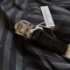 实拍 MG荣誉出品 业内首次突破一机双面双时区!帅到掉渣!积家 Reverso Tribute双面双时区翻转腕表 简洁的小三针正面素雅、温和,规整的反面拥有昼夜显示以及第二时区显示功能,佩戴者仅需一个翻转的瞬间,第二表盘的秘密便尽数呈现。腕表中有两种“面容”呈现,可以迎合佩戴者身处的场景、穿搭以及变换的喜好,既具备耐看的潜质,又可以随时随地更改“容颜”,令人沉迷。机芯:854A/2(百万级研发 手动机械 一机双面双时区)尺寸:49*29mm表带:意大利小牛皮 实拍 MG荣誉出品 业内首次突破一机双面双时区!帅到掉渣!积家 Reverso Tribute双面双时区翻转腕表 简洁的小三针正面素雅、温和,规整的反面拥有昼夜显示以及第二时区显示功能,佩戴者仅需一个翻转的瞬间,第二表盘的秘密便尽数呈现。腕表中有两种“面容”呈现,可以迎合佩戴者身处的场景、穿搭以及变换的喜好,既具备耐看的潜质,又可以随时随地更改“容颜”,令人沉迷。机芯:854A/2(百万级研发 手动机械 一机双面双时区)尺寸:49*29mm表带:意大利小牛皮