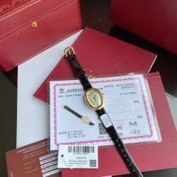卡地亚浴缸系列卡家又一经典之作浴缸系列。实物拿到手的时候大吃一惊，颜值高 ！椭圆外型的感觉正是典雅欧风浴缸形状，这也太好看了吧！相比蓝气球段位要高出不少一会儿观摩下公价便知主要是因为通体包真金……Baignoire浴缸系列腕表，小号表款，石英机芯。精钢包18K黄金表壳。包18K黄金圆珠形表冠，镶嵌一颗凸圆形蓝宝石。镀银表盘，剑形蓝钢指针，蓝宝石水晶镜面。灰褐色鳄鱼皮表带，包18K黄金针扣式表扣。表壳尺寸：32x26毫米厚度：8毫米防水深度3巴（约30米）生活防水