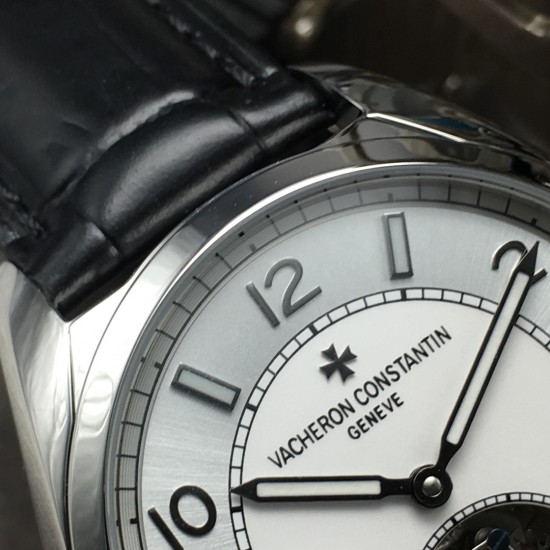 N9 Factory官网同步 原版复刻 江诗丹顿Vacheron Constantin伍陆之型系列 搭配全自动机芯机械陀飞轮!飞轮带有独特的马耳他桥杆,316L精钢表壳,头层意大利牛皮表带,折叠扣,蓝宝石玻璃水晶镜面,表盘:1.3.5.7.9.11.位.指针都含夜光显示!直径41毫米x13毫米 N9诚意之作 值得你品鉴! N9 Factory官网同步 原版复刻 江诗丹顿Vacheron Constantin伍陆之型系列 搭配全自动机芯机械陀飞轮!飞轮带有独特的马耳他桥杆,316L精钢表壳,头层意大利牛皮表带,折叠扣,蓝宝石玻璃水晶镜面,表盘:1.3.5.7.9.11.位.指针都含夜光显示!直径41毫米x13毫米 N9诚意之作 值得你品鉴!
