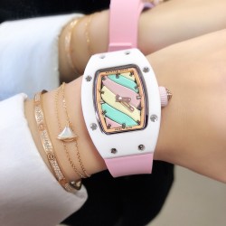 实拍 理查德米勒 RichardMille 糖果棉花糖 最新爆款 bon bon系列最稀有的作品！克服传统工艺打破模式！钟表最受尊敬的技术之一。不是所有人的嫁妆，棉花糖运动曲线和颜色，它们是诱人的。有了理查德米勒，实现了把棉花糖戴在你的手腕上！白色陶瓷加上黄粉绿搪瓷表盘，RM-07柔和的颜色创造了一个组合...甜蜜！糖果店的一次旅行，一个让人难以置信的艺术品。你会戴上它吗？