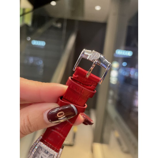 伯爵-piaget-G0A33091女士腕表，水桶形的表壳别具一格，独特的绢布表带搭配原版针扣，完美结合，尽显奢华时尚气质。原装瑞士机芯，316L精钢表壳，度18k白金和玫瑰金，尺寸27x38mm备受喜爱、值得拥有[机智][耶]实物超美
