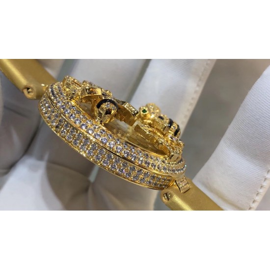 Cartier-卡地亚 创意宝石BESTIAIRE系列 HPI00480 珐琅 40毫米 石英机芯 女士腕表 黄金表盘 镶钻 半透明黄色内填珐琅 2只黄金蜜蜂装饰 镶嵌明亮式切割圆钻 黄色钻石及黑色珐琅条纹 4枚祖母绿蜂眼 这款腕表由尊贵超凡的金属雕琢而成 并衬以珍奇夺目的宝石 堪称高级珠宝中的真正典范 不仅如此 把一株繁茂的植物或者一只惊艳的动物设计成为表盘的造型 既给品牌创意增添了一丝神秘 又在作品中蕴藏了一份雅致 Cartier-卡地亚 创意宝石BESTIAIRE系列 HPI00480 珐琅 40毫米 石英机芯 女士腕表 黄金表盘 镶钻 半透明黄色内填珐琅 2只黄金蜜蜂装饰 镶嵌明亮式切割圆钻 黄色钻石及黑色珐琅条纹 4枚祖母绿蜂眼 这款腕表由尊贵超凡的金属雕琢而成 并衬以珍奇夺目的宝石 堪称高级珠宝中的真正典范 不仅如此 把一株繁茂的植物或者一只惊艳的动物设计成为表盘的造型 既给品牌创意增添了一丝神秘 又在作品中蕴藏了一份雅致