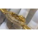 Cartier-卡地亚 创意宝石BESTIAIRE系列 HPI00480 珐琅 40毫米 石英机芯 女士腕表 黄金表盘 镶钻 半透明黄色内填珐琅 2只黄金蜜蜂装饰 镶嵌明亮式切割圆钻 黄色钻石及黑色珐琅条纹 4枚祖母绿蜂眼 这款腕表由尊贵超凡的金属雕琢而成 并衬以珍奇夺目的宝石 堪称高级珠宝中的真正典范 不仅如此 把一株繁茂的植物或者一只惊艳的动物设计成为表盘的造型 既给品牌创意增添了一丝神秘 又在作品中蕴藏了一份雅致 Cartier-卡地亚 创意宝石BESTIAIRE系列 HPI00480 珐琅 40毫米 石英机芯 女士腕表 黄金表盘 镶钻 半透明黄色内填珐琅 2只黄金蜜蜂装饰 镶嵌明亮式切割圆钻 黄色钻石及黑色珐琅条纹 4枚祖母绿蜂眼 这款腕表由尊贵超凡的金属雕琢而成 并衬以珍奇夺目的宝石 堪称高级珠宝中的真正典范 不仅如此 把一株繁茂的植物或者一只惊艳的动物设计成为表盘的造型 既给品牌创意增添了一丝神秘 又在作品中蕴藏了一份雅致