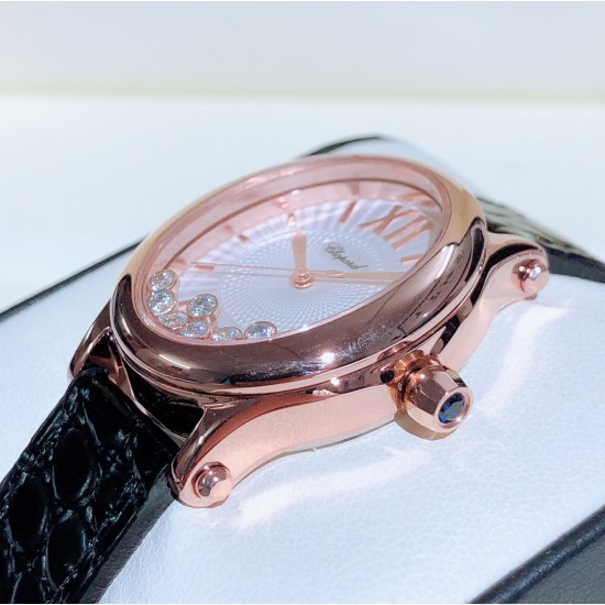 实拍 萧邦-ChopardHappy Sport Oval 石英版本腕表精钢表壳制表工艺与优雅美学风格巧妙结合，以此来展示女性魅力和技术性能。玫瑰金真空电镀材质，既优雅又时尚，以圆润柔美的曲线演绎隽永女性魅力。萧邦对象征永恒的椭圆形展现新颖诠释，打造出一款献给女性的臻礼，许下一个象征快乐的诚挚诺言。Happy Spor欢快嬉戏、自由旋转的水钻珠子在两片蓝宝石水晶之间愉悦轻舞。表壳 约30mm珍珠贝壳彩色表盘搭配光泽亮皮纹表带针扣穿戴C表扣。