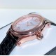 实拍 萧邦-ChopardHappy Sport Oval 石英版本腕表精钢表壳制表工艺与优雅美学风格巧妙结合，以此来展示女性魅力和技术性能。玫瑰金真空电镀材质，既优雅又时尚，以圆润柔美的曲线演绎隽永女性魅力。萧邦对象征永恒的椭圆形展现新颖诠释，打造出一款献给女性的臻礼，许下一个象征快乐的诚挚诺言。Happy Spor欢快嬉戏、自由旋转的水钻珠子在两片蓝宝石水晶之间愉悦轻舞。表壳 约30mm珍珠贝壳彩色表盘搭配光泽亮皮纹表带针扣穿戴C表扣。