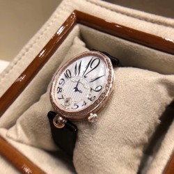 实拍 Breguet-宝玑那不勒斯皇后系列！      史上最强最美 超薄 最新升级版本 绝对值得拥有的一款 正品一致的拉丁料绢表带 蓝宝石拱桥弧形玻璃 表盘用天然白色珍珠母贝 阿拉伯数字时符 经典的蓝钢宝玑指针 6点位设有一颗水滴形钻石  机芯是586/1自动上链机  我们一直正品完美复刻 那不勒斯皇后款 绝对的女神气质名媛款 最重要的是百搭得来不失少女心 必入款❗带上一秒变女神，各种派对，晚会，聚会，约会，发布会，让你BlingBling。