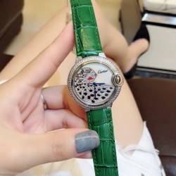 卡地亚 Cartier Ballon Bleu 蓝气球豹子系列腕表。316L精钢材质，瑞士石英机芯，瑰丽的腕表上搭配方形并缀有阳光放射纹的表盘，饰以密镶满钻的猎豹造型，豹脸的上方闪耀着电气石眼睛、黑漆斑纹以及时间显示因应移动上盖而显现或隐藏，如气球般轻盈、如蓝宝石般湛蓝，百搭典雅、奢华极致你值得拥有！！尺寸36mm*12mm。
