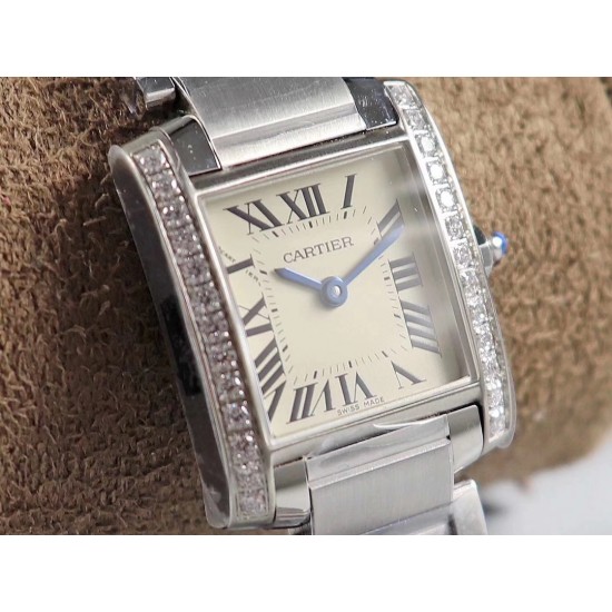 实拍 8848F出品卡地亚法国坦克!瑞士石英机芯,尺寸~25.35*20.3mm,其他的就不作多介绍了,均可官网查阅,下面我来讲讲它的迷人之处,坦克腕表家族中女性最喜欢的一个系列。首先正像坦克与履带的不可分离,法国坦克腕表的履带式表链不仅像一款简练的手镯将金属的光泽绽放无余,也更好的融合了坦克系列棱角分明、锐利的表壳边缘,二者的结合不仅使表款风格上有个完整的统一性,更是对坦克腕表系列的自由精神的完美诠释,因此法国坦克可谓是卡地亚坦克腕表系列之中的经典之作!保卡、吊牌、表带膜和外包装都有贴标型号!下手要快! 实拍 8848F出品卡地亚法国坦克!瑞士石英机芯,尺寸~25.35*20.3mm,其他的就不作多介绍了,均可官网查阅,下面我来讲讲它的迷人之处,坦克腕表家族中女性最喜欢的一个系列。首先正像坦克与履带的不可分离,法国坦克腕表的履带式表链不仅像一款简练的手镯将金属的光泽绽放无余,也更好的融合了坦克系列棱角分明、锐利的表壳边缘,二者的结合不仅使表款风格上有个完整的统一性,更是对坦克腕表系列的自由精神的完美诠释,因此法国坦克可谓是卡地亚坦克腕表系列之中的经典之作!保卡、吊牌、表带膜和外包装都有贴标型号!下手要快!