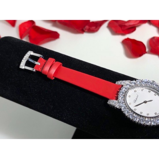 萧邦新款 LHEURE DU DIAMANT MEDIUM OVAL 此款LHeure du Diamant 椭圆形切割雕纹镶钻表盘 环以点缀钻石的表圈 优雅气韵 时尚风格和萧邦精湛的手工艺尽显无遗 光华耀目 MM™ 白玫同价 萧邦新款 LHEURE DU DIAMANT MEDIUM OVAL 此款LHeure du Diamant 椭圆形切割雕纹镶钻表盘 环以点缀钻石的表圈 优雅气韵 时尚风格和萧邦精湛的手工艺尽显无遗 光华耀目 MM™ 白玫同价